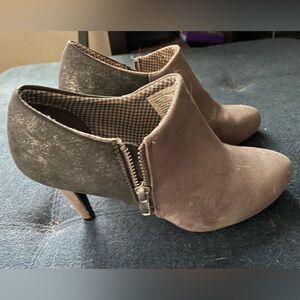 Women’s Deflex comfort ankle booties with heel